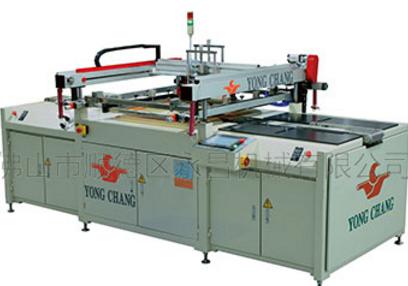     絲網印刷機的網框有許多尺寸、形狀和特性。它們由幾種不同材料組成，主要有木質的、鋁質的、鎂質的和鋼質的。不管它們的組成、形狀或樣式如何，所有的網框在絲網印刷中完成同樣重要的功能。總起來說，這些功能包含以下幾部分：     1、提供支撐網絲的工具；     2、承受彈性絲網的拉力；     3、承受印刷中受到的外力；     4、保持平坦和方形；     5、要足夠輕，以有利于處理。     印刷者在絲網印刷中關心的要素中，網框比其他要素更重要。評價它的好壞是看它的抗張力大小。絲網張力以N/cm(牛頓每厘米)為測量單位，1N/cm的張力等于0.22480894 lbs/cm(磅每厘米)。假設一個40×40英寸的絲網達到20N/cm的張力，這將使網框的每邊受到大約455磅的拉力，即40 in.×2.54cm/in.20N/cm×0.22480894 lbs/N=456.8 lbs。隨著網框尺寸的增加，受到的拉力也成比例地增加。一個60 ×80in.的絲網版張力為20N/cm，在長邊上承受915磅的拉力，而在短邊上承受685磅的拉力。     一旦張力加在絲網上，絲網就繃緊在網框上，這時網框的平整性變成一個重要要素。絲網張力是一個絲網印刷中的“潛在能量”，網框的作用就是抵抗來自張力的力量。一個合適的網框將能在印刷所需時間內抵抗張力而不變形，并能保持平整和方形。 文章由：絲網印刷設備  http://m.vvwr.com.cn  永昌機械有限公司整理提供，此文觀點不代表本站觀點 